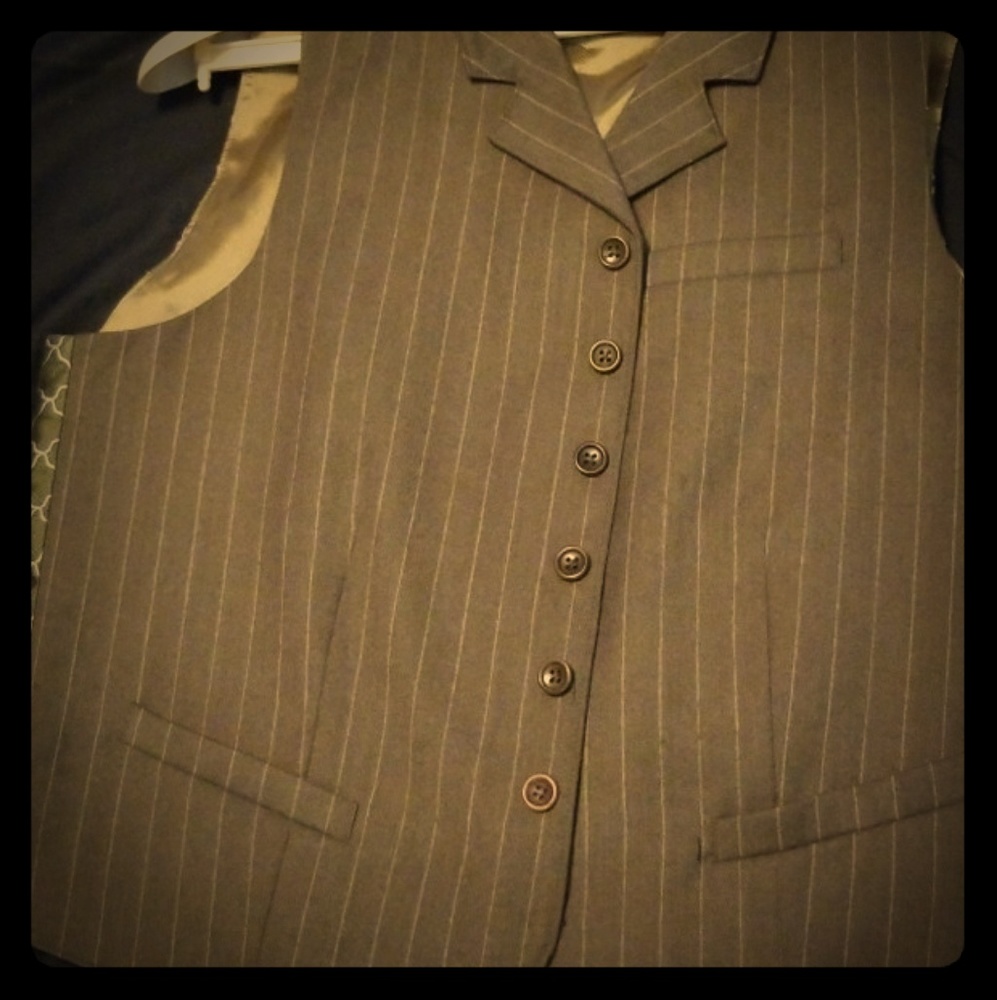 Mans collared vest